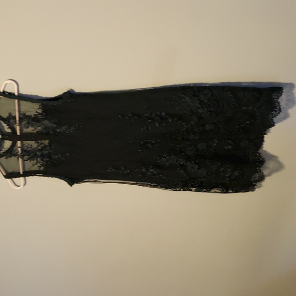 Like new stunning forest green dress.lace detail throughout - Picture 6 of 16